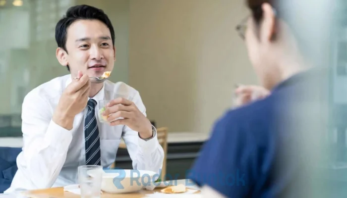 Rekan Kerja Memaksa Beli Makan Siang, Bagaimana Menetapkan Batasan Tanpa Konflik